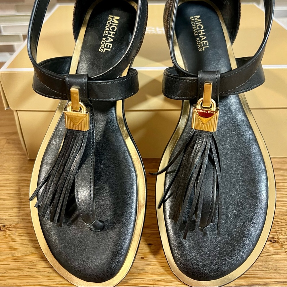 Michael kors they are totally new size 5.in their box